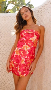 Détail d'une mini robe bustier fleurie avec des fleurs d'été rose et orange éclatantes