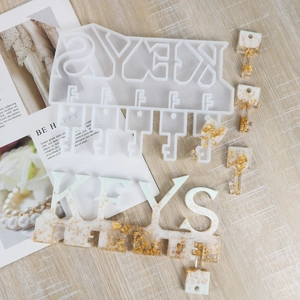 Makro-Detail von KEYS Buchstaben Silikonform und Epoxidharz-Halter mit Blattgold
