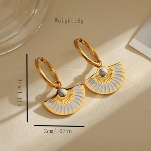 Boucles d'oreilles éventail dorées Art Déco avec émail blanc et perle marbrée