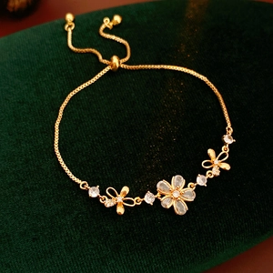 Vue détaillée du bracelet fleur dorée avec cristaux blancs sur velours vert