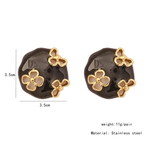 Detailansicht der 3,5cm großen Edelstahl-Ohrringe mit schwarzem Emaille und Goldblumen