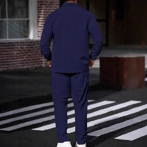 Ensemble veste et pantalon bleu marine pour homme, vue arrière en style urbain décontracté