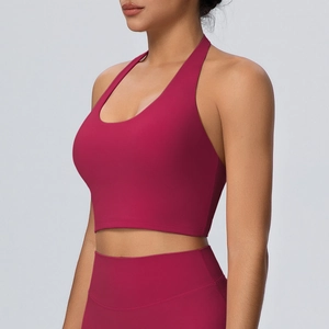 Dettaglio del reggiseno sportivo magenta con tessuto elasticizzato e bordi senza cuciture