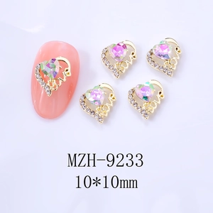 Detail von 10mm Herz Nagelschmuck in Gold mit rosa Kristall und Love-Gravur