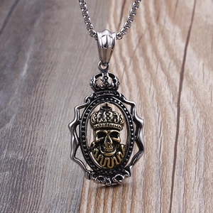 Ciondolo teschio bicolore hip hop con corona su sfondo in legno per collana uomo
