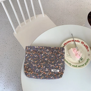 Détail de la pochette en velours côtelé violet à fleurs avec étiquette Sozakka
