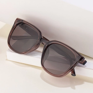 Chic oversized cat-eye sunglasses in transparent tea brown with luxury resin frame