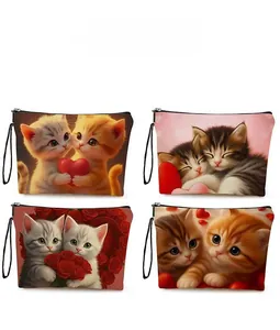 Aperçu des motifs de quatre trousses à maquillage en toile avec d'adorables chats