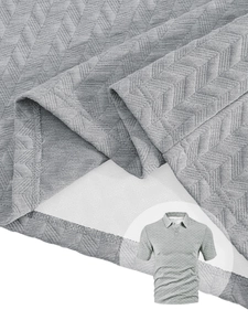 Vue macro détaillée du polo gris jacquard pour hommes montrant la texture respirante en chevrons