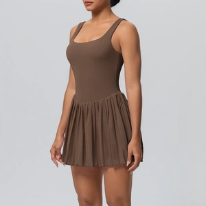 Détail de l'ourlet plissé sur la robe de tennis marron en tissu stretch mat et lisse