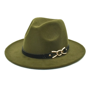 Dettaglio del cappello fedora in lana verde oliva con fascia nera e fibbia a catena dorata