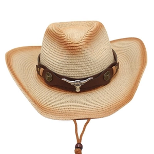 Détail d'un chapeau de paille de cowboy avec tête de taureau en argent et bandeau