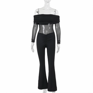 Schwarzer schulterfreier langarm Jumpsuit mit Mesh-Einsatz und ausgestelltem Bein