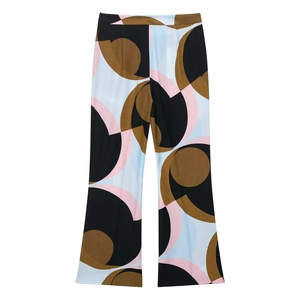 Detalle de pantalones de talle alto y pierna ancha con estampados geométricos abstractos