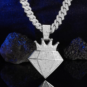 Collier chaîne cubaine argentée avec pendentif couronne et silhouette de diamant