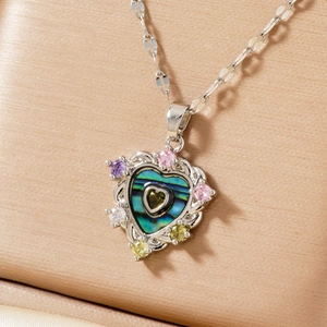 Collana con pendente a cuore in argento con zirconi colorati e intarsio in madreperla