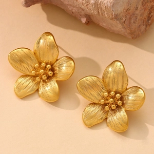 Elegante 18K vergoldete Blumenohrringe mit gebürsteter Metallstruktur auf Naturhintergrund