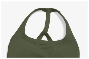 Dettaglio reggiseno sportivo con dorso a vogatore e cuciture piatte color oliva