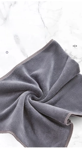 Détail d'un chiffon microfibre gris avec bords cousus durables et texture douce absorbante