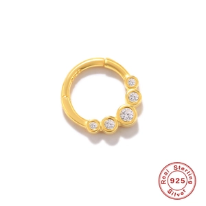 Macro-opname van goud vergulde 925 sterling zilveren ring met vijf heldere edelstenen