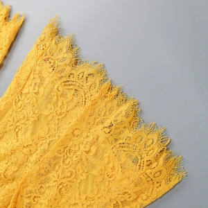Dettaglio ravvicinato di pizzo giallo ciglia con intricati motivi floreali