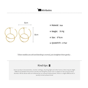 Detailed chart showing 8x6cm size and 16.4g weight for gold interlocking metal hoop earrings