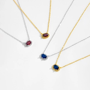 Elegant s925 silver necklace with oval gemstones in gold and silver finish