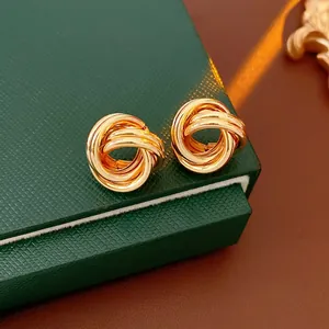 Élégantes boucles d'oreilles nœuds dorées avec un design multicouche poli brillant