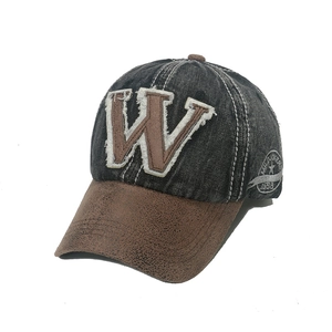 Berretto da baseball in denim vintage slavato con visiera in pelle e ricamo W