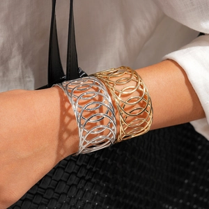Bracelet manchette ajouré multicouches en or et argent, design géométrique chic