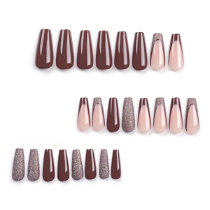 Ongles à presser style Maillard marron et nude design français avec des paillettes argentées