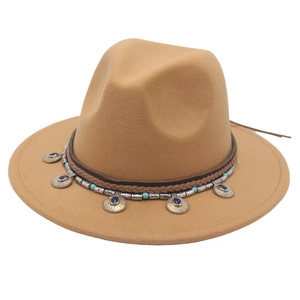 Cappello fedora etnico cammello con perline turchesi e pendenti in finta pietra.