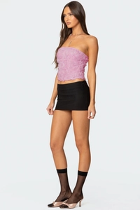 Schickes rosa 3D-Rosen-Tube-Top kombiniert mit schwarzem Minirock und Feinstrumpfhose