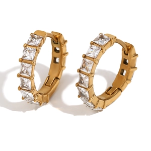 Boucles d'oreilles huggies minimalistes plaquées or 18 carats avec cristaux carrés
