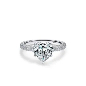 Elegante anello in argento S925 con grande zircone a forma di cuore e pavé brillante