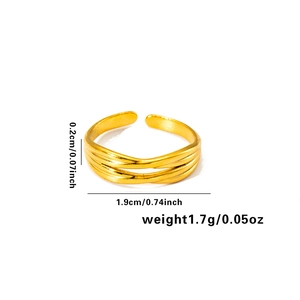 Dettaglio dell'anello a onde dorato con specifiche di 0,2 cm di larghezza e 1,9 cm di diametro