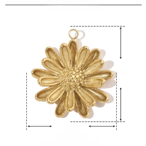 Macro view of gold-plated stainless steel flower pendant with dimensions and weight info