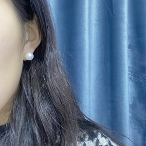 Classic round freshwater pearl stud earrings for women and men in elegant creamy white