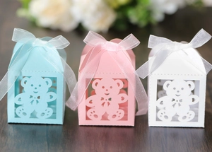 Dettaglio di scatole regalo a forma di orso tagliate al laser in rosa, blu e bianco