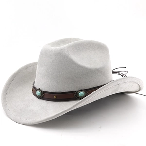 Détail du chapeau de cowboy gris clair avec bande en cuir brun et turquoises