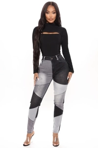 Jeans slim bicolore con design patchwork grigio e nero e dettagli in maglia