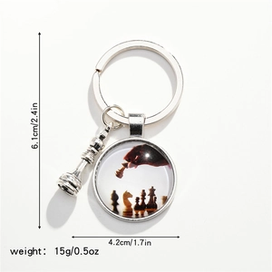 Détail du porte-clés échecs avec pendentif cavalier et gemme montrant la taille de 6,1 cm