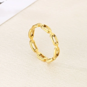 Dettaglio di un anello in acciaio inossidabile dorato con design a catena vuota