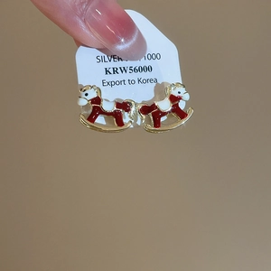 Gros plan de boucles d'oreilles cheval à bascule rouges avec tiges en argent S925