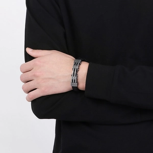 Dettaglio del bracciale in pelle intrecciata da uomo con chiusura magnetica vintage