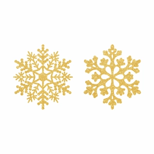 Dettaglio di due fiocchi di neve dorati glitterati su sfondo bianco pulito