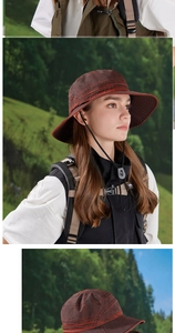 Détail d'un chapeau de soleil extérieur brun-rouge avec large bord et cordon réglable noir