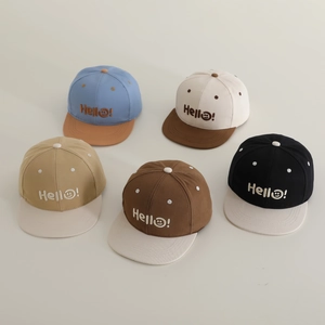 Cappellini hip hop per bambini con ricamo Hello in vari colori assortiti