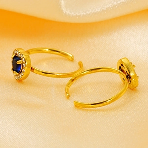 Macro dell'anello regolabile placcato oro 18K con zircone blu e contorno di diamanti