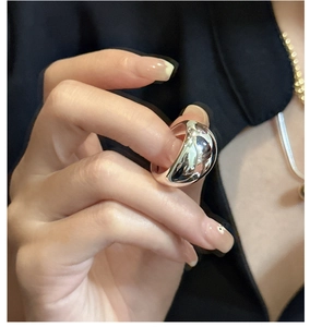 Anello a fascia larga in argento lucido stile minimalista indossato per un look chic